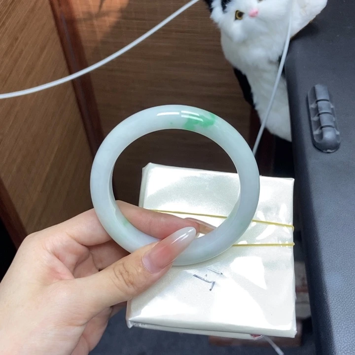 翡翠手镯未镶嵌天**?55圈口