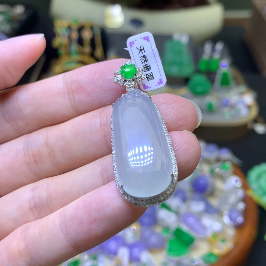 颈饰18K金镶嵌翡翠