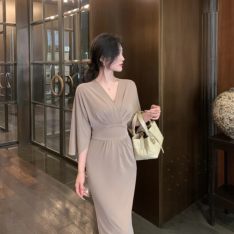 林关关【轻熟法则】法式小姨文学轻熟连衣裙气质性感显瘦V领女装裙