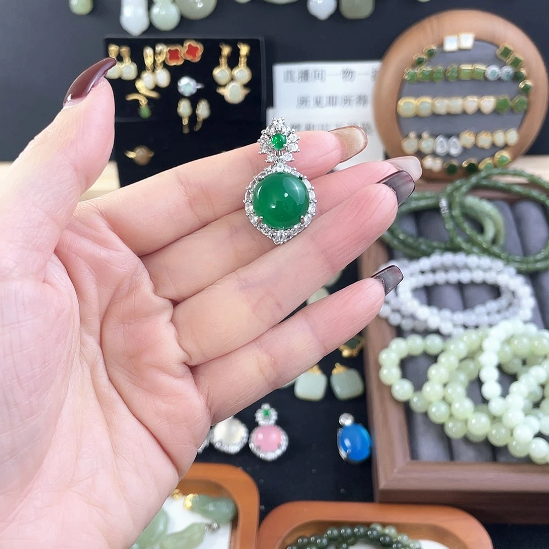 和田玉（糖玉）颈饰合金