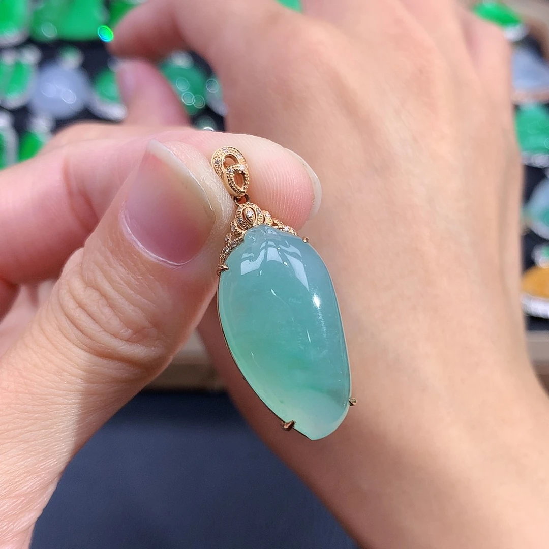 翡翠18K金镶嵌颈饰