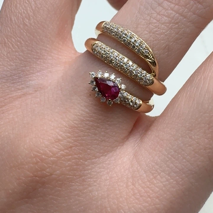 红宝石戒指18K金镶嵌