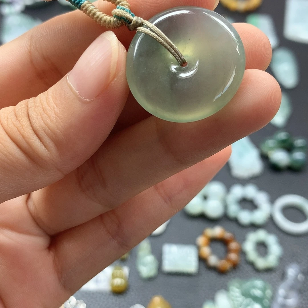 翡翠未镶嵌颈饰平安扣