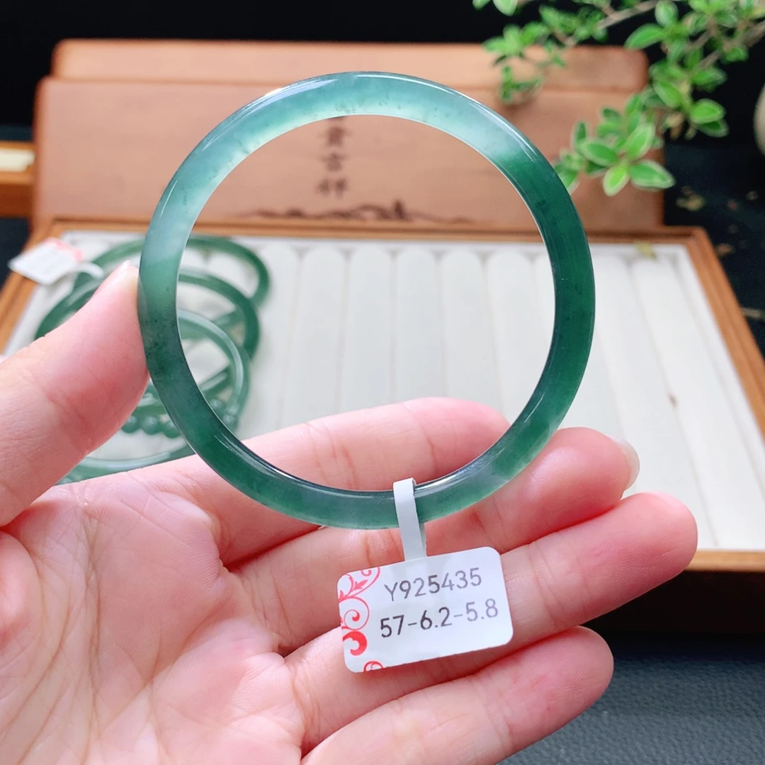 翡翠未镶嵌手镯（圆镯）