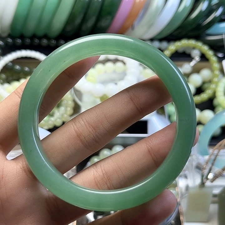 未镶嵌手镯石英质玉