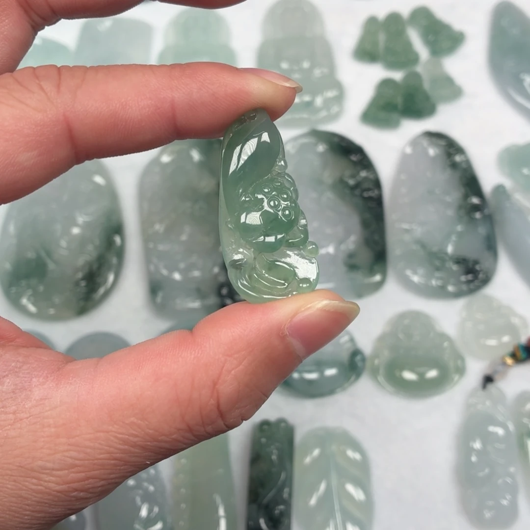 翡翠未镶嵌颈饰荷花