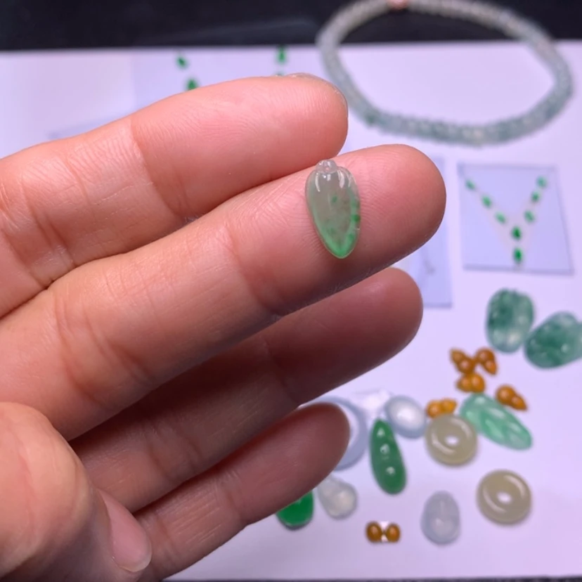 【闪购商品】翡翠颈饰未镶嵌瓜