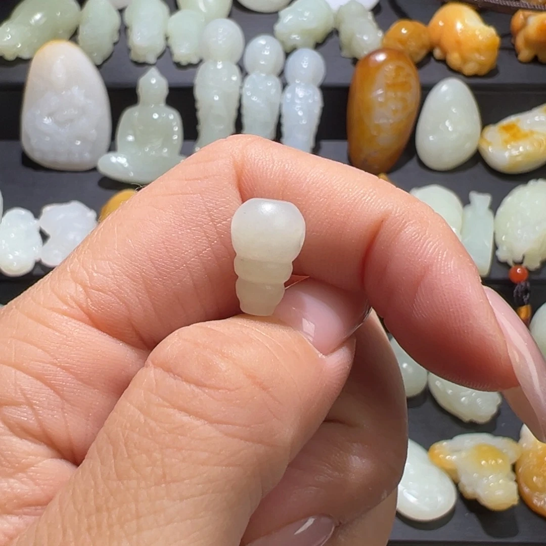 颈饰未镶嵌和田玉梁**王