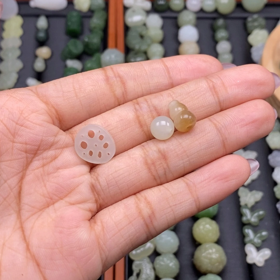 随***。颈饰未镶嵌和田玉