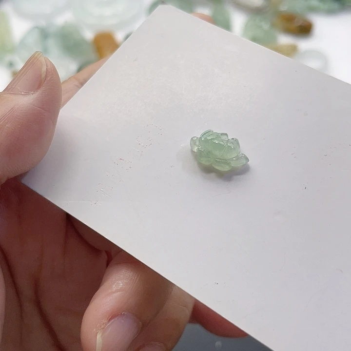 欣***翡翠未镶嵌颈饰小莲花