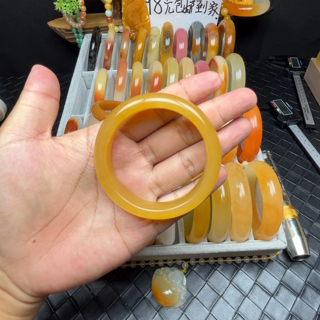 L***u未镶嵌石英质玉（黄龙玉）手镯