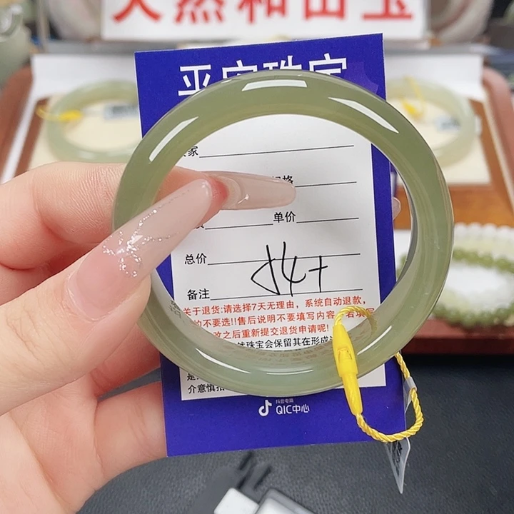 和田玉未镶嵌手镯