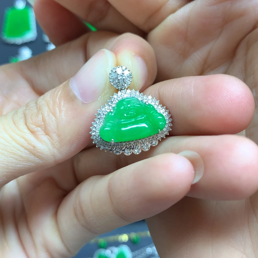 颈饰18K金镶嵌翡翠