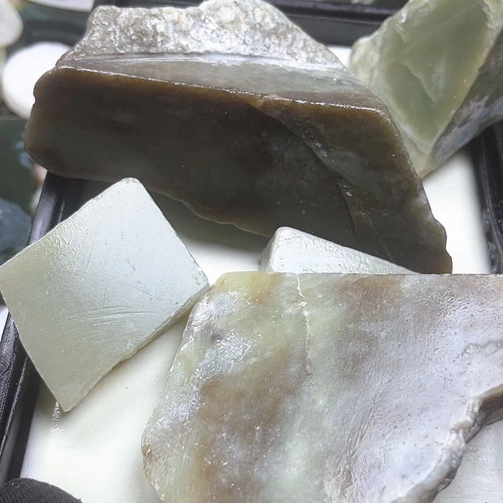 和田玉（糖玉）和田玉边角料9K金镶嵌西**头