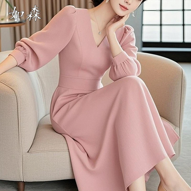 法式极简风小众优雅粉色v领长袖连衣裙秋季外穿简约遮肚子内搭裙