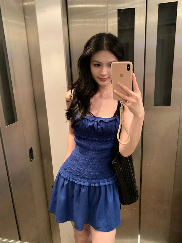 2025秋季新款纯欲风收腰显瘦慵懒通勤甜美显白木耳边吊带连衣裙女