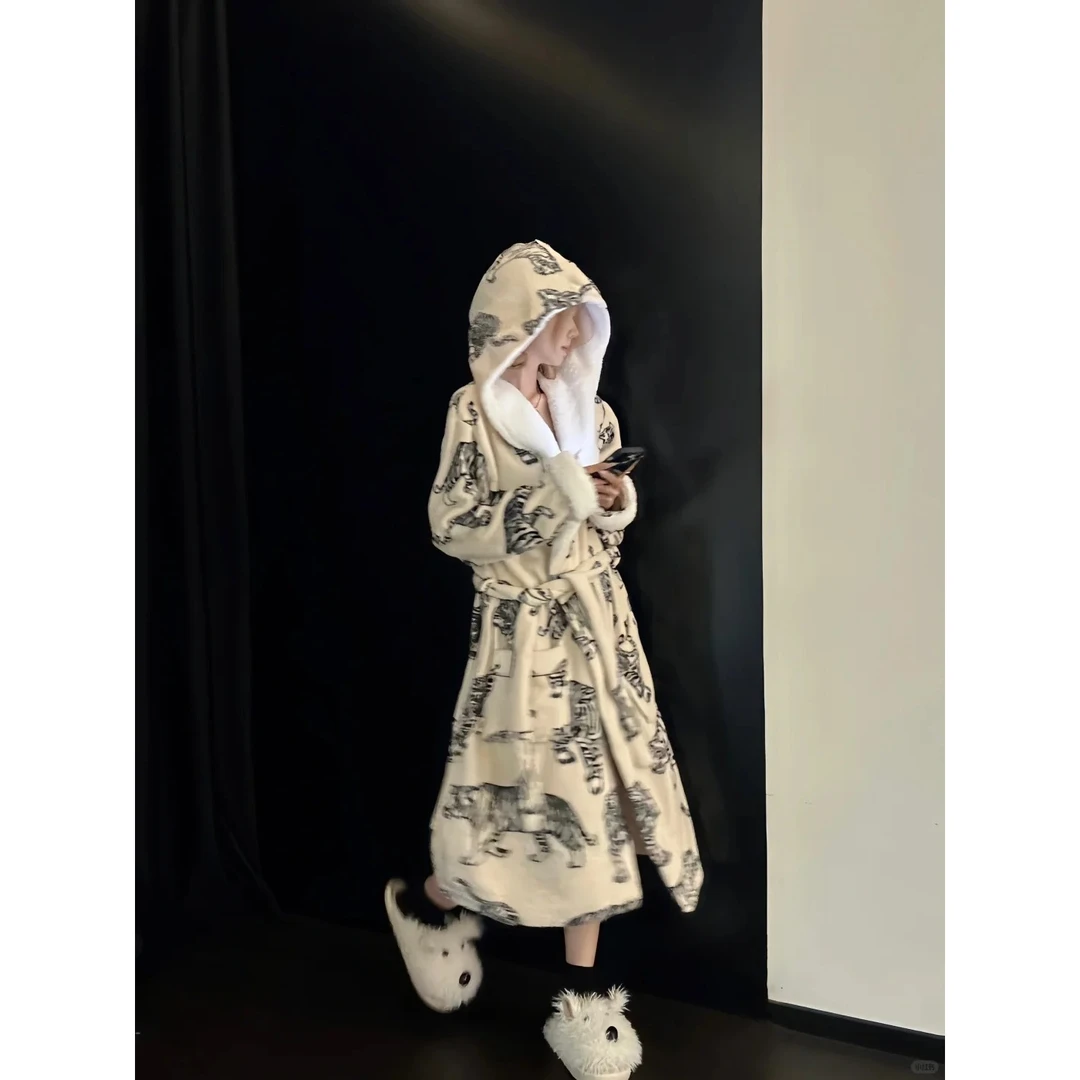 猎豹印花珊瑚绒秋冬季新款睡衣女甜酷少女加绒加厚保暖家居服睡袍