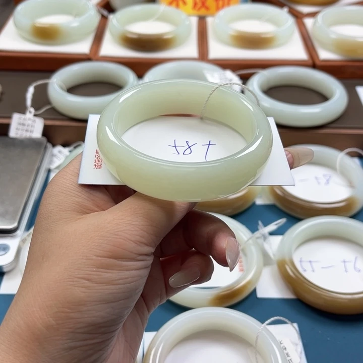 和田玉手镯未镶嵌谁***君