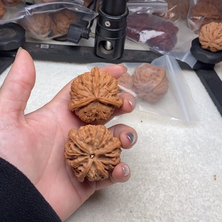 文玩核桃吊坠三棱