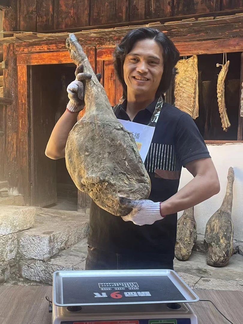 1号一物一拍云南本地土猪老火腿整支毛腿自然风干腌制咸香可口