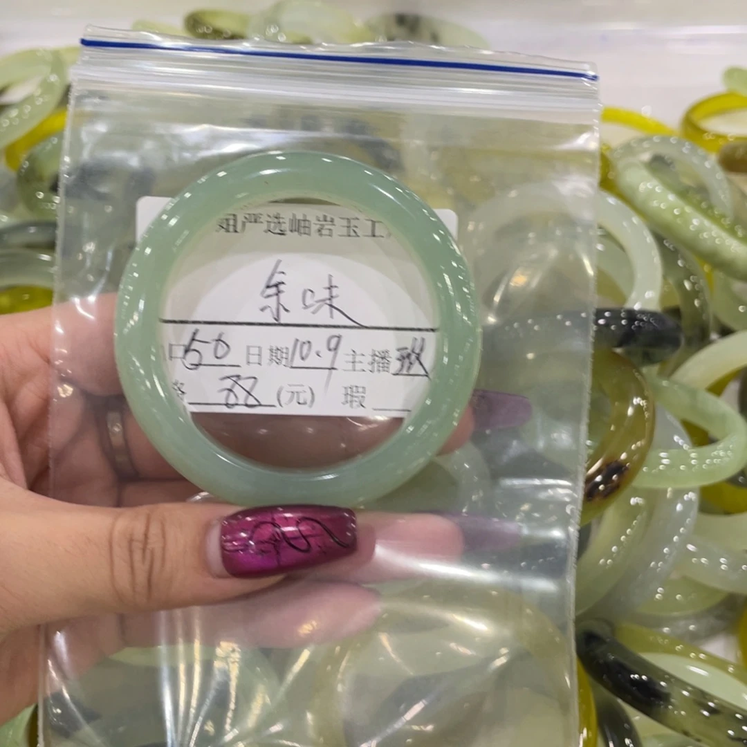 余***味蛇纹石玉未镶嵌手镯