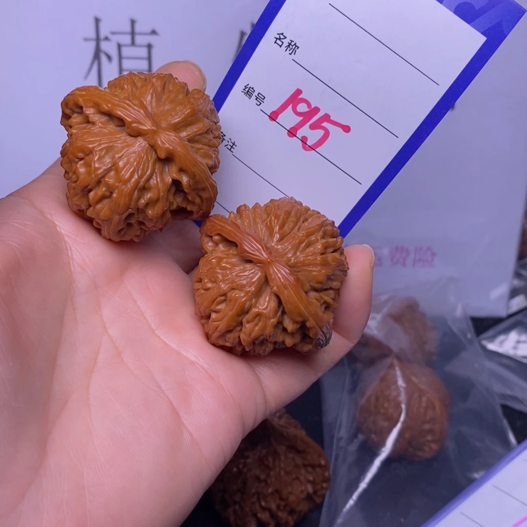 ****仔文玩核桃把件195/40白狮子