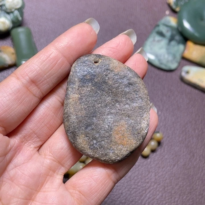 七***哥颈饰未镶嵌岫岩河磨玉（透闪石质玉）
