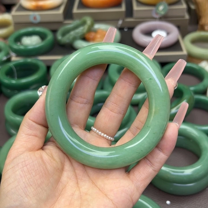 石英质玉手镯未镶嵌回**笑