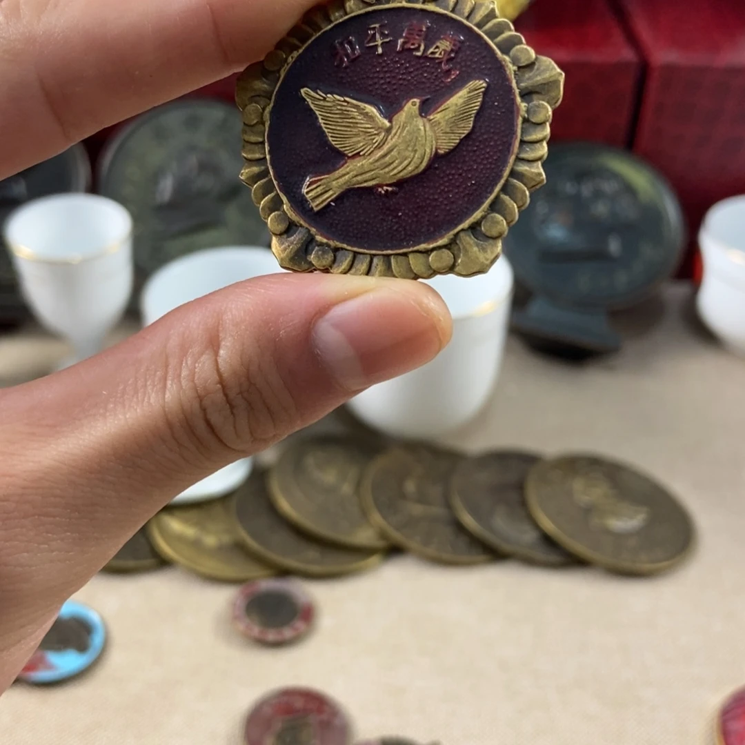 红色藏品老爷爷纪念像章