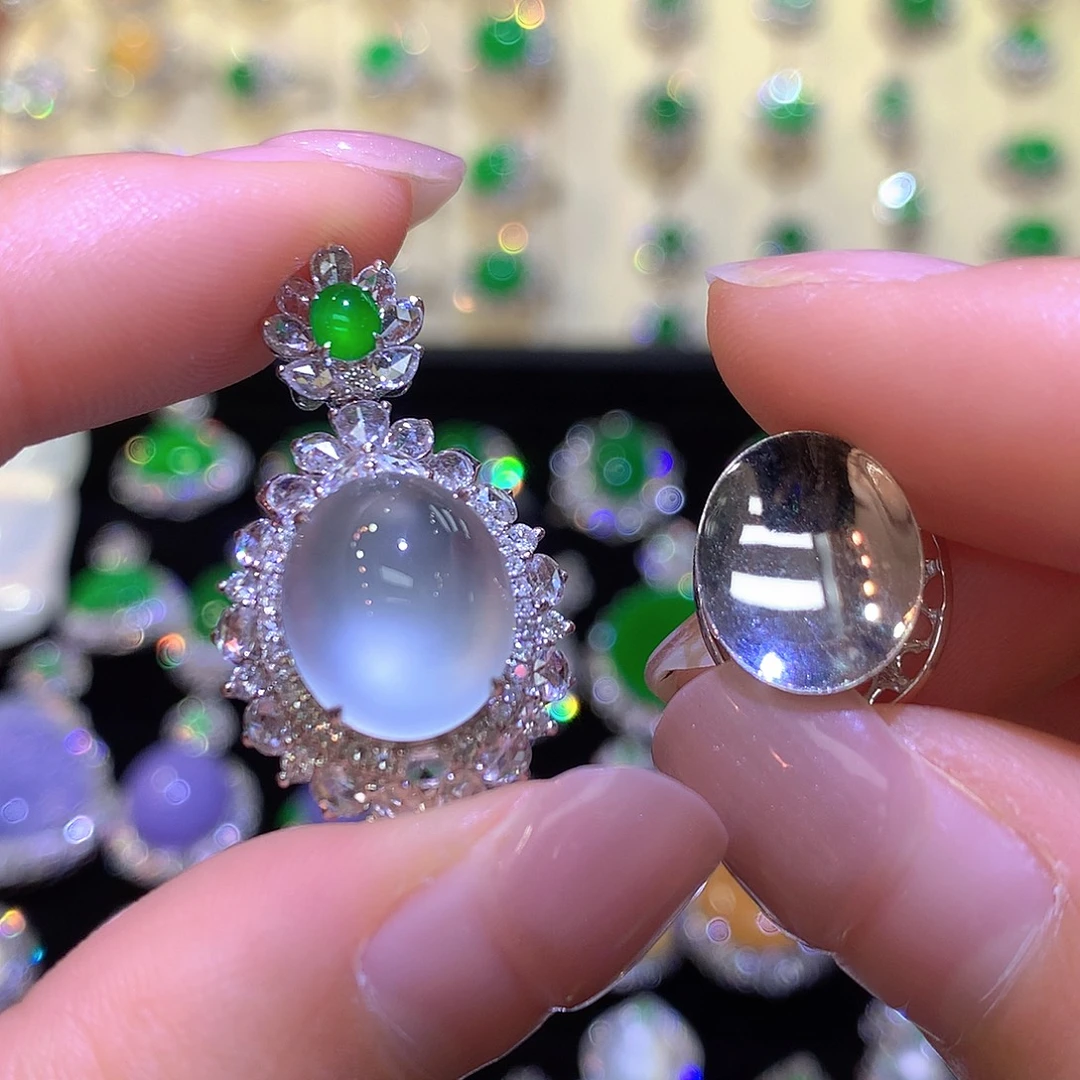 翡翠18K金镶嵌颈饰玻璃种炸光蛋面吊坠