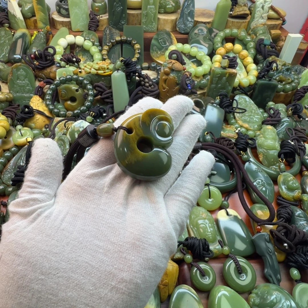 如***意岫岩河磨玉（透闪石质玉）未镶嵌颈饰