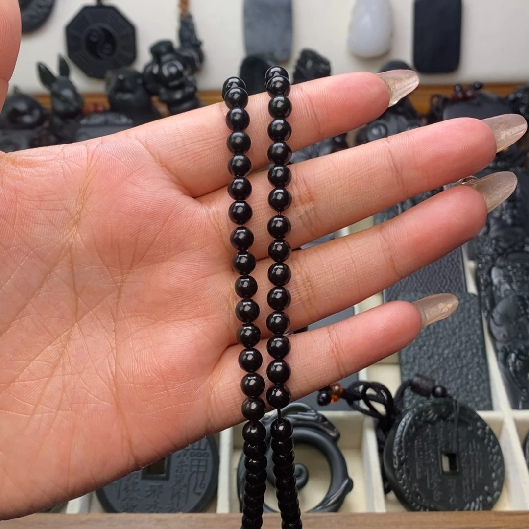 步***者和田玉未镶嵌颈饰