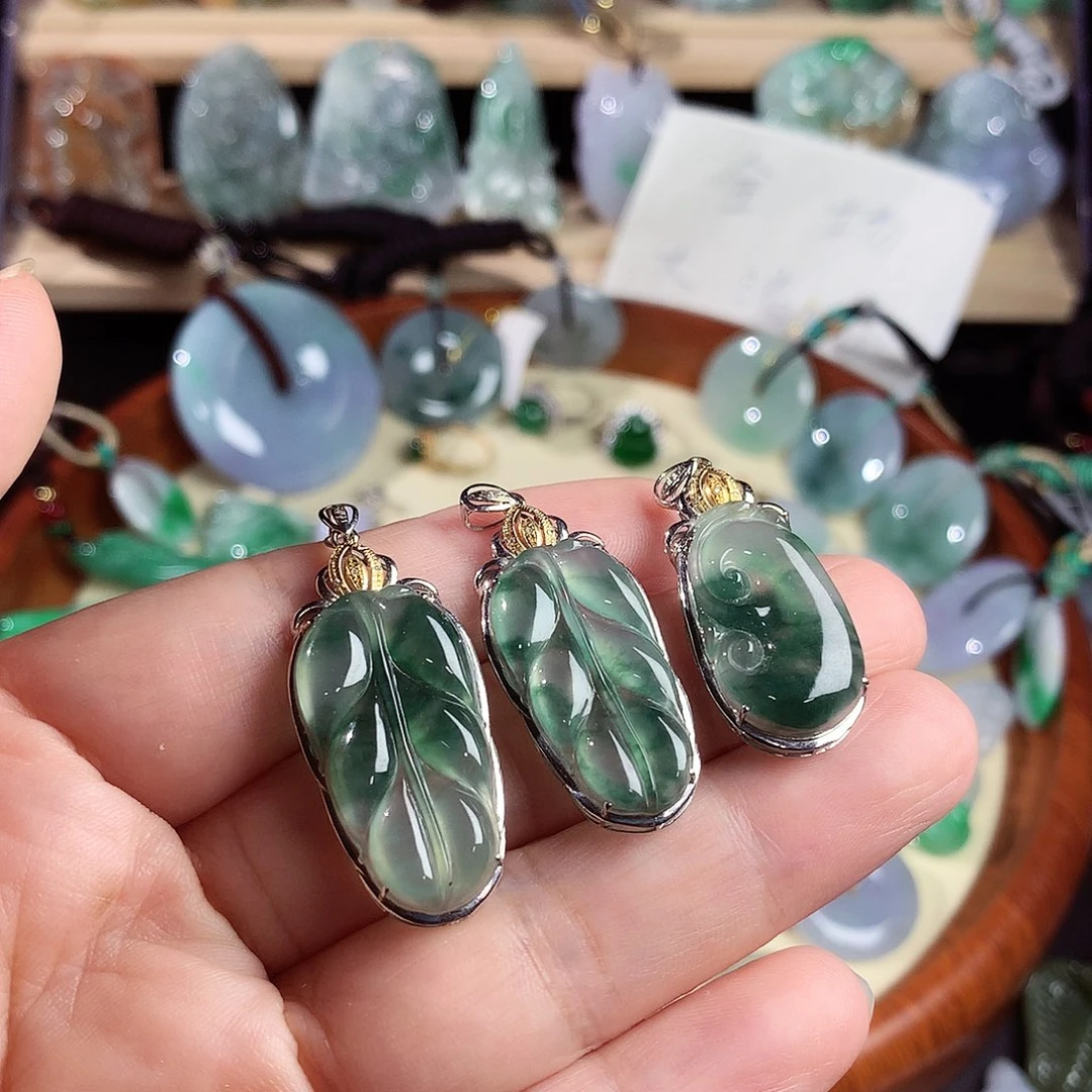 用***6翡翠18K金镶嵌颈饰吊坠