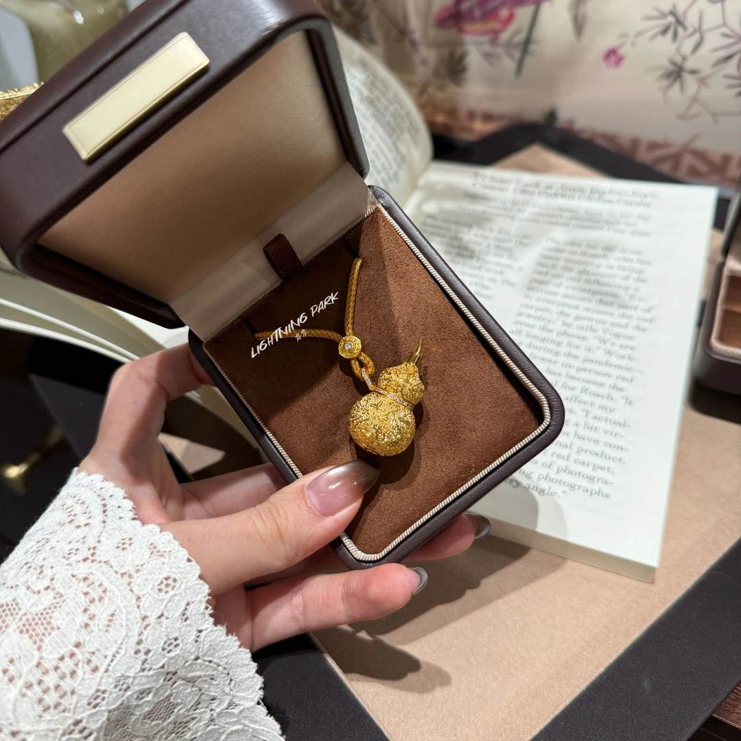 镀K金LIGHTNINGPARK  新中式十字花花纹葫芦吊坠项链