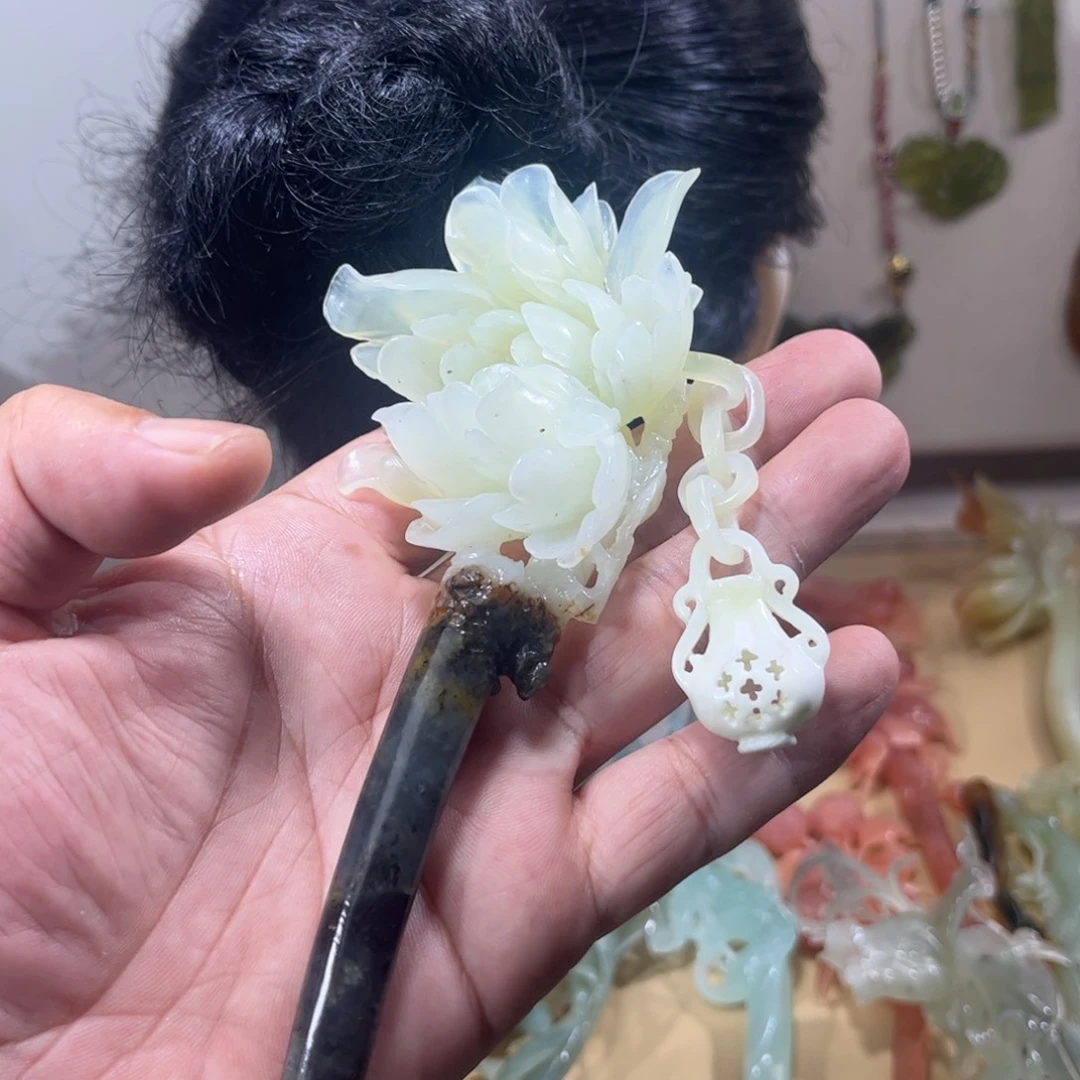 是***蛋合金蛇纹石玉颈饰