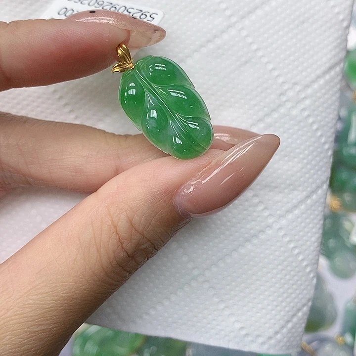 颈饰18K金镶嵌翡翠