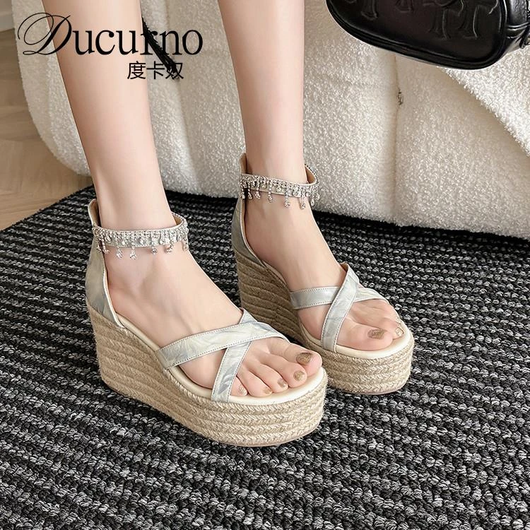 DUCURNO波西米亚仙女鞋坡跟高跟鞋女2025新款草编厚底露趾凉鞋子