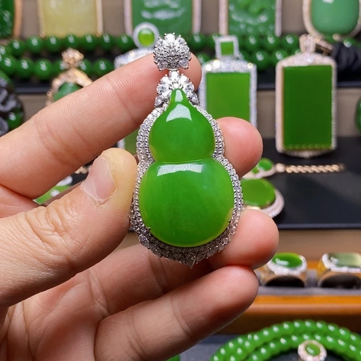 吊坠(不含链)18K金镶嵌和田玉瑟*娜