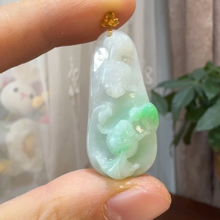 翡翠18K金镶嵌颈饰年年有余