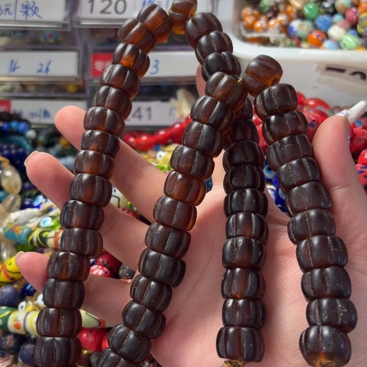 玻璃颈饰一条，喊我选