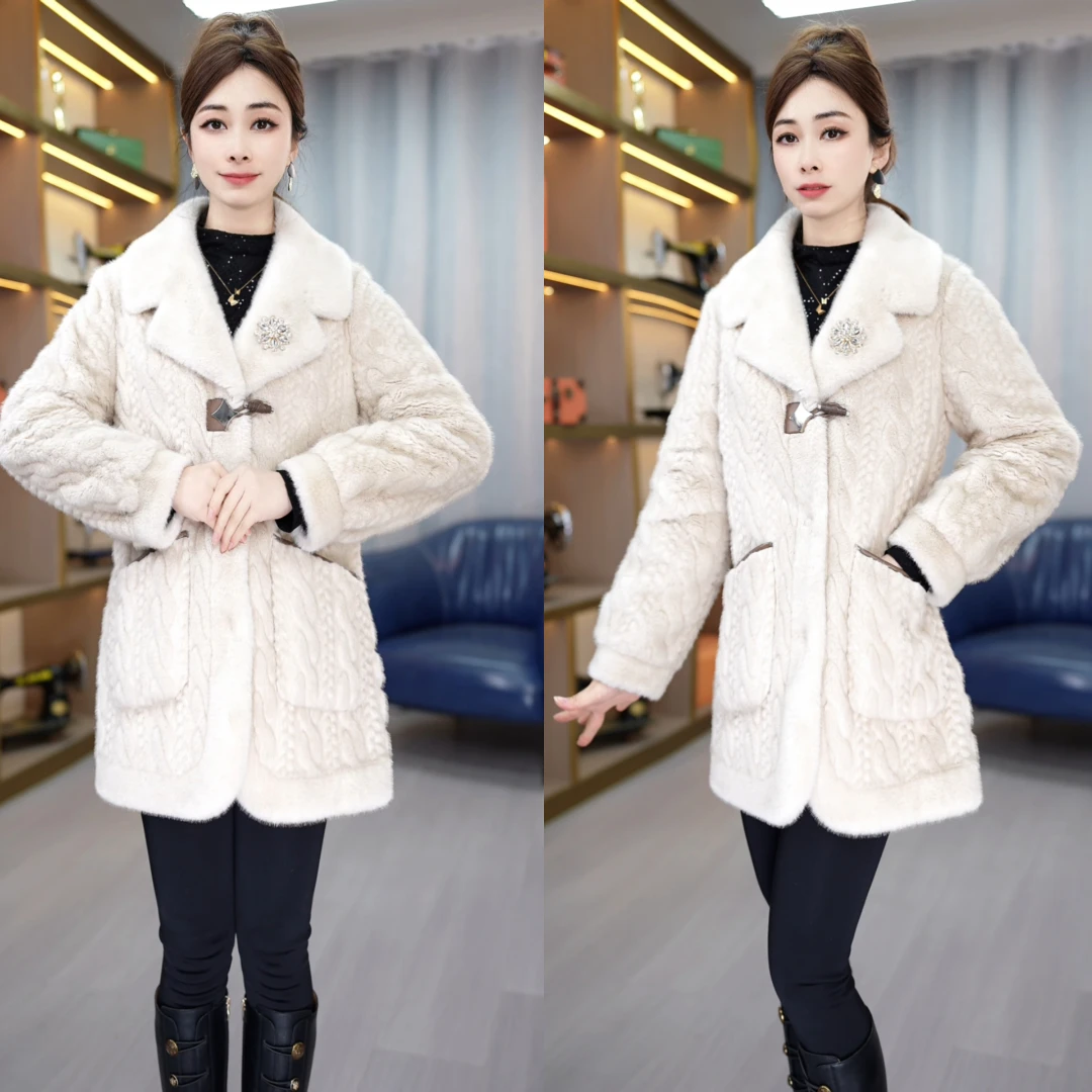 SWD09冬季新款时尚立体雕花皮面内里毛绒保暖扩版百搭女大衣外套