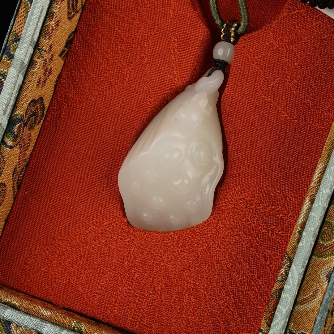 XX10249二十世纪和田玉莲蓬挂坠