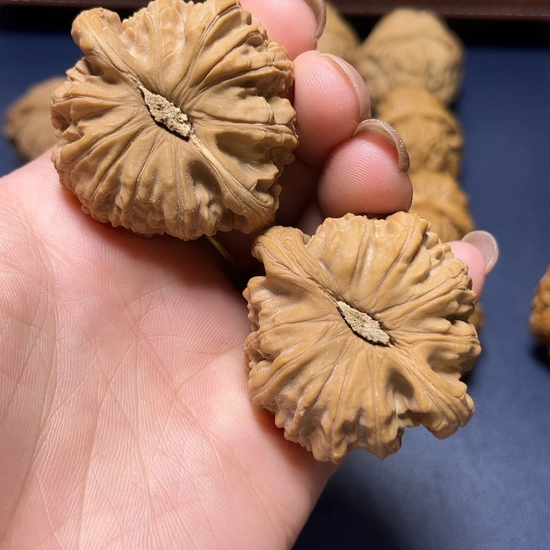 文玩核桃吊坠白狮子46