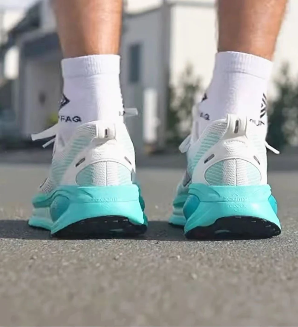 V18断码运动鞋男女情侣鞋子轻便舒适透气防滑鞋-1