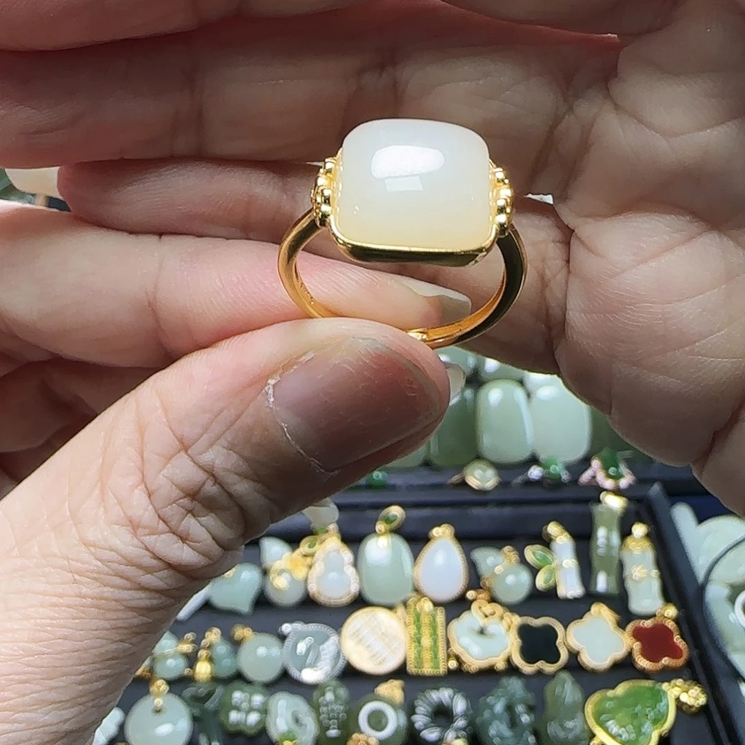 银S925镶嵌戒指和田玉（糖玉）?