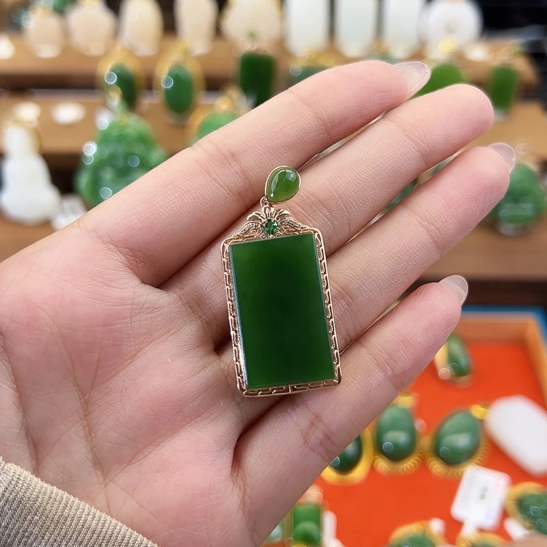 吊坠(不含链)18K金镶嵌和田玉菠菜绿无事牌25mm