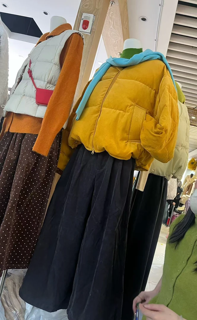 灯芯绒圆领短款羽绒服女2025冬季新款黄色加厚白鸭绒面包服外套韩