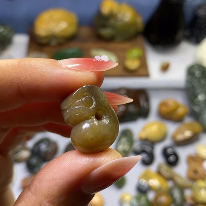 透闪石质玉未镶嵌挂件通孔