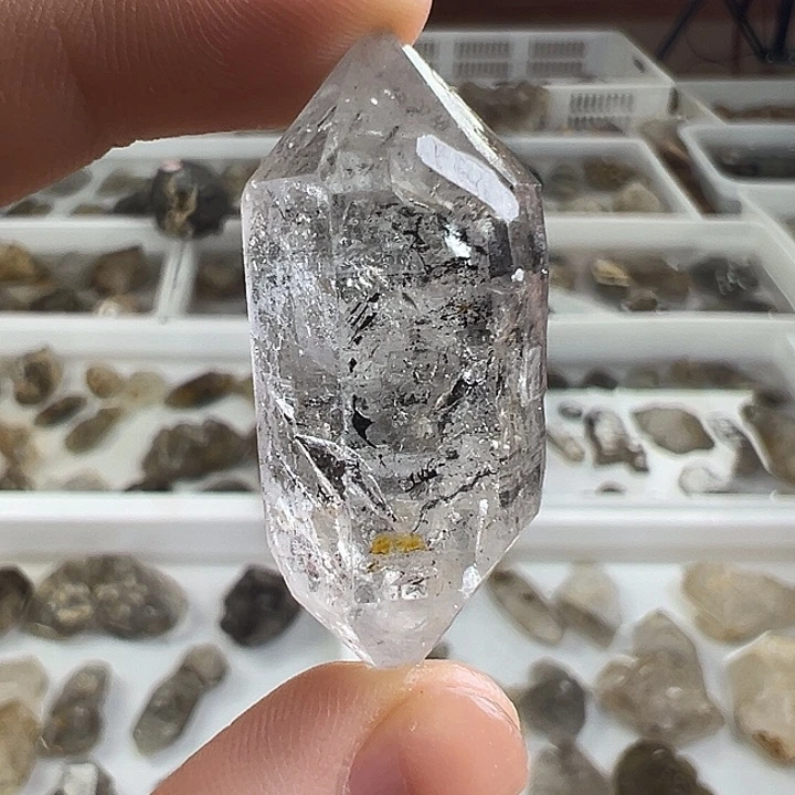 仿水晶只买单纯的吊坠，没带链子，属的性质。Y8