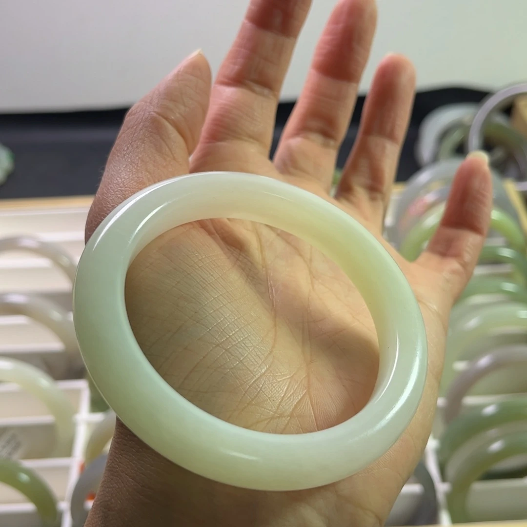 和田玉手镯58.6圈未镶嵌